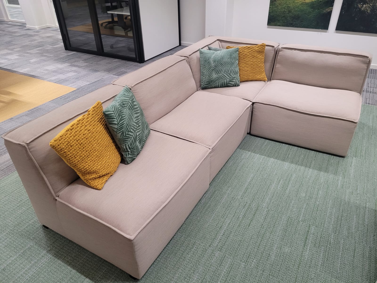 Modulaire kantoorzetel na de reiniging