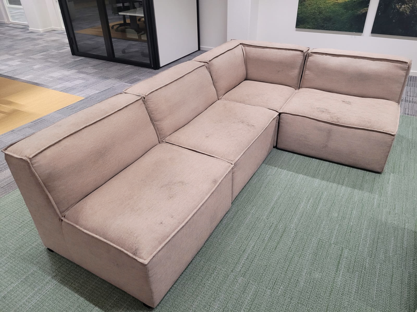 Modulaire kantoorzetel vóór de reiniging