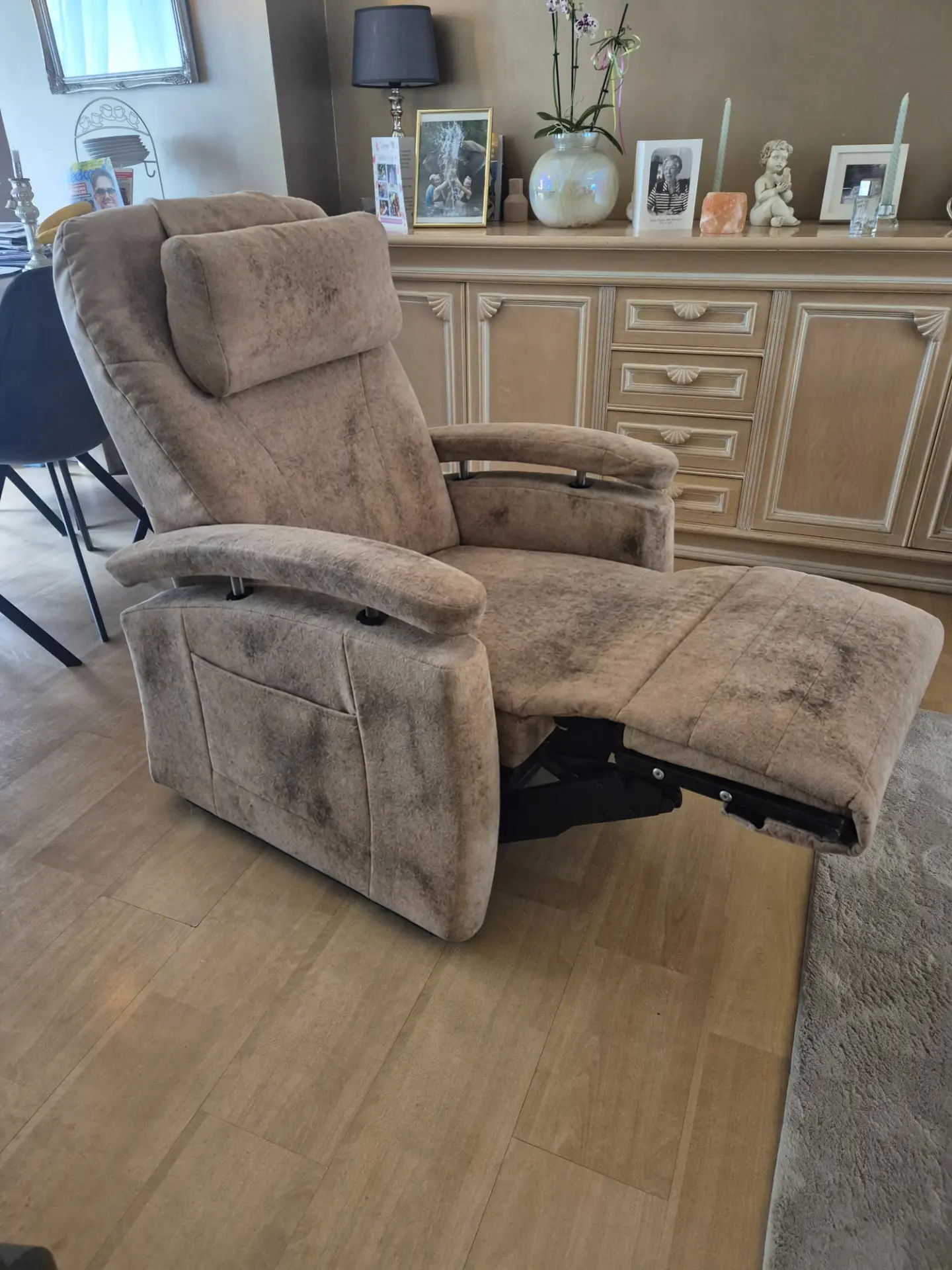 Stoffen relaxfauteuil vóór de reiniging