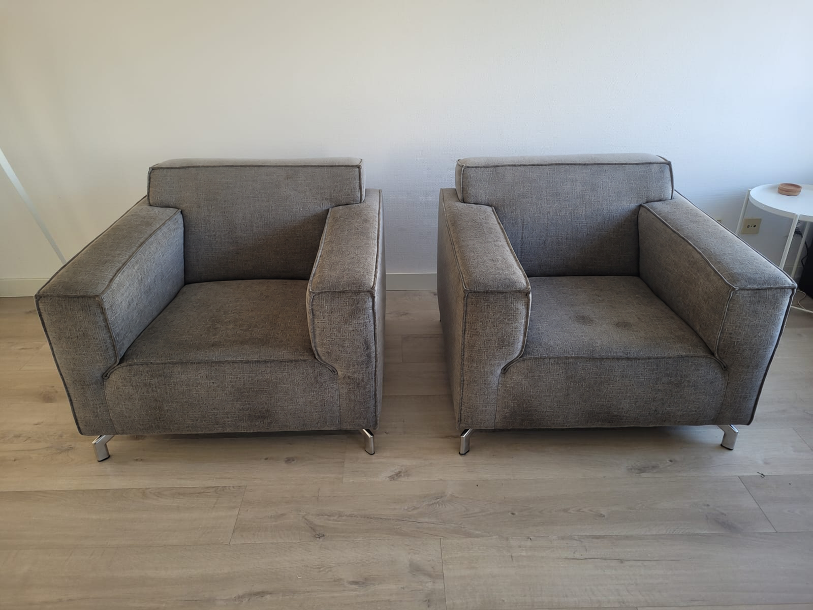 Twee stoffen fauteuils vóór de reiniging
